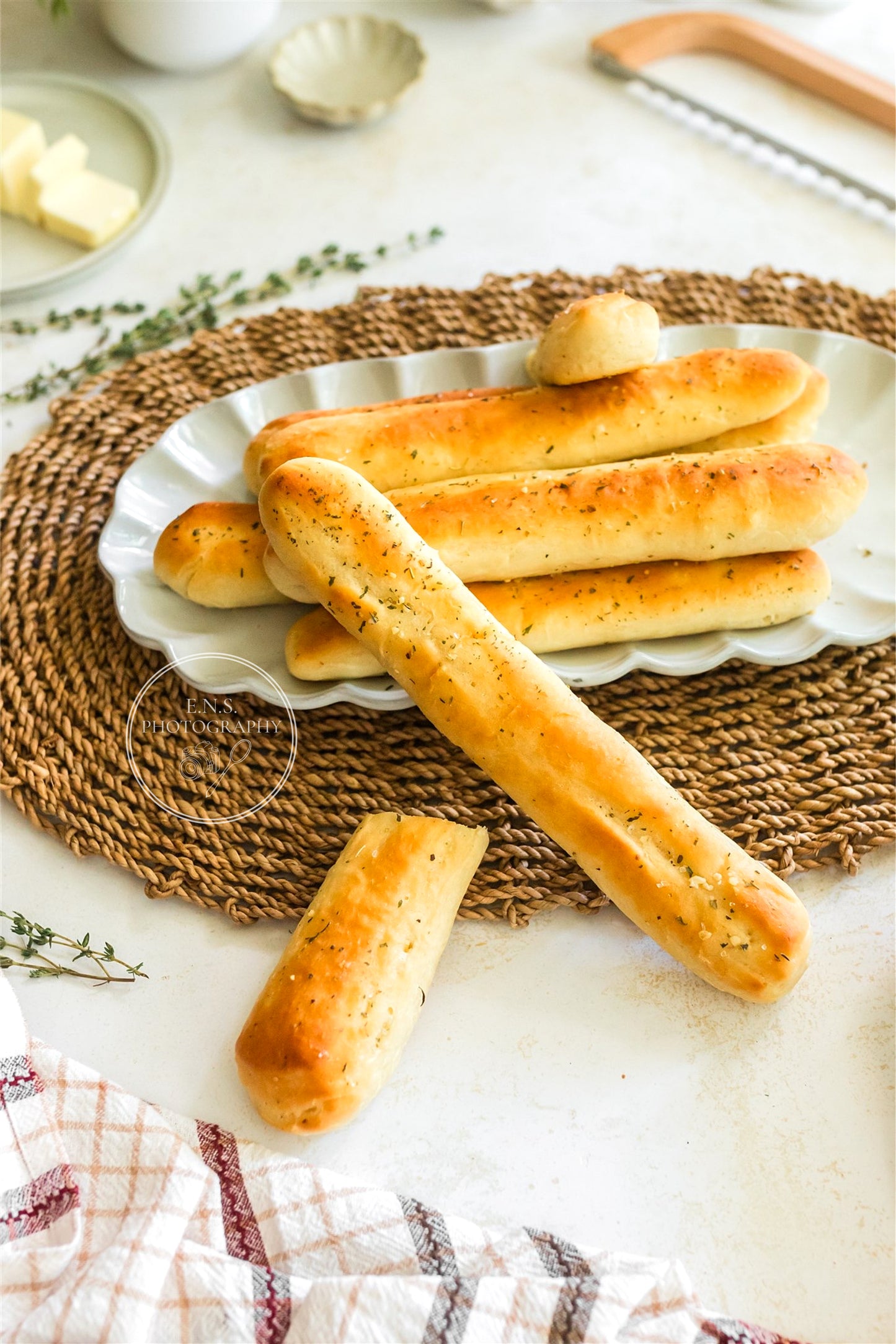 EASY GARLIC BREADSTICKS