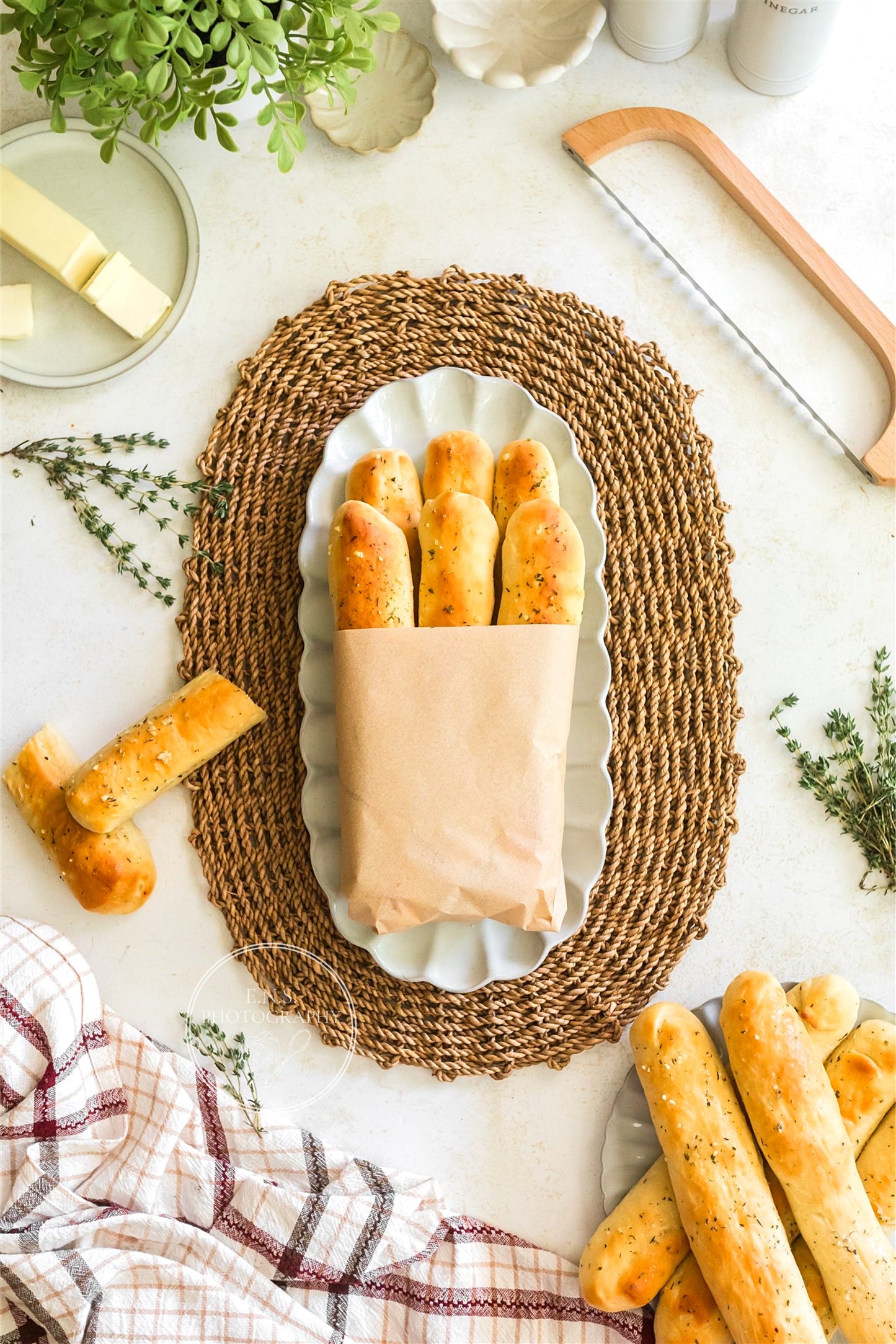 EASY GARLIC BREADSTICKS