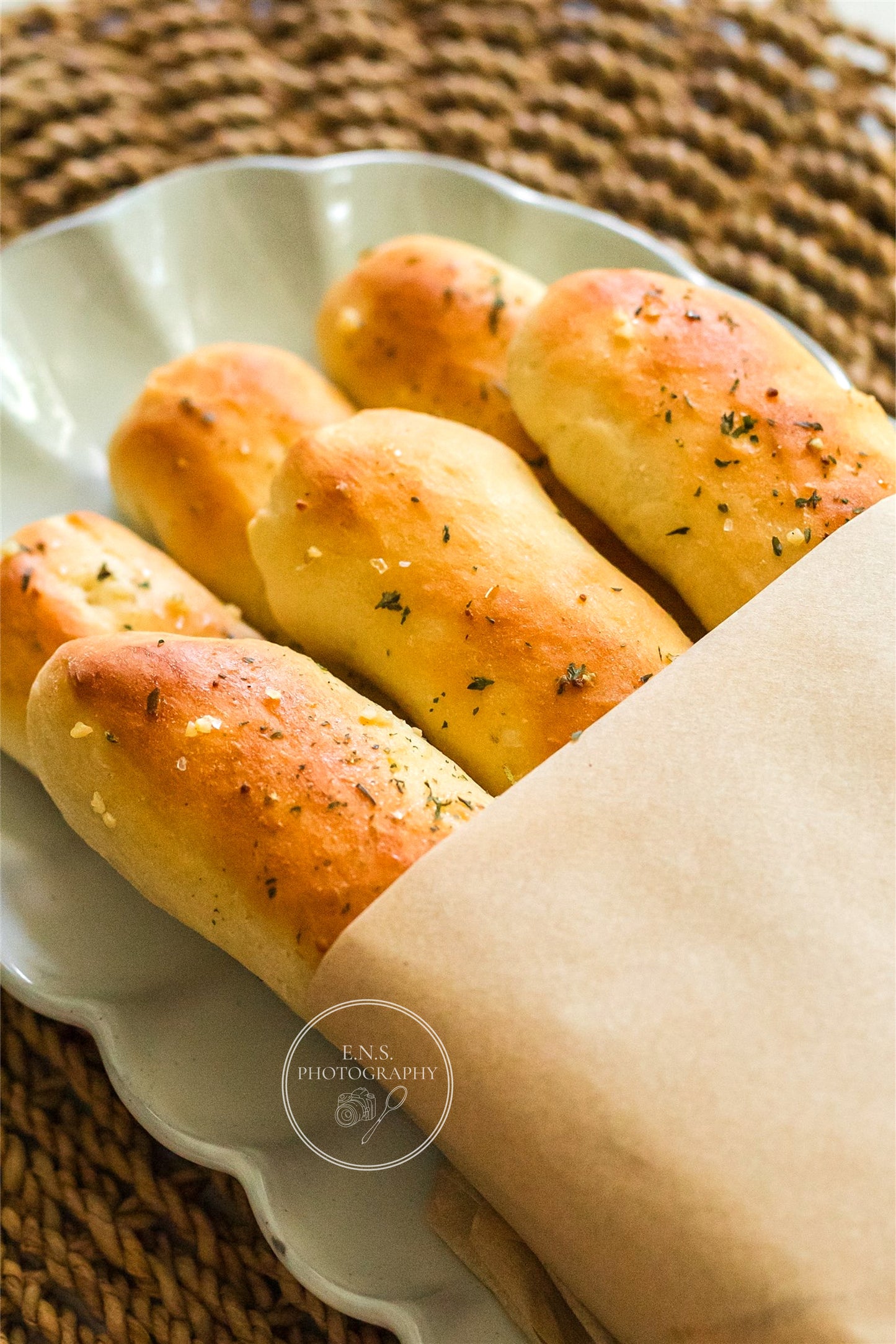 EASY GARLIC BREADSTICKS