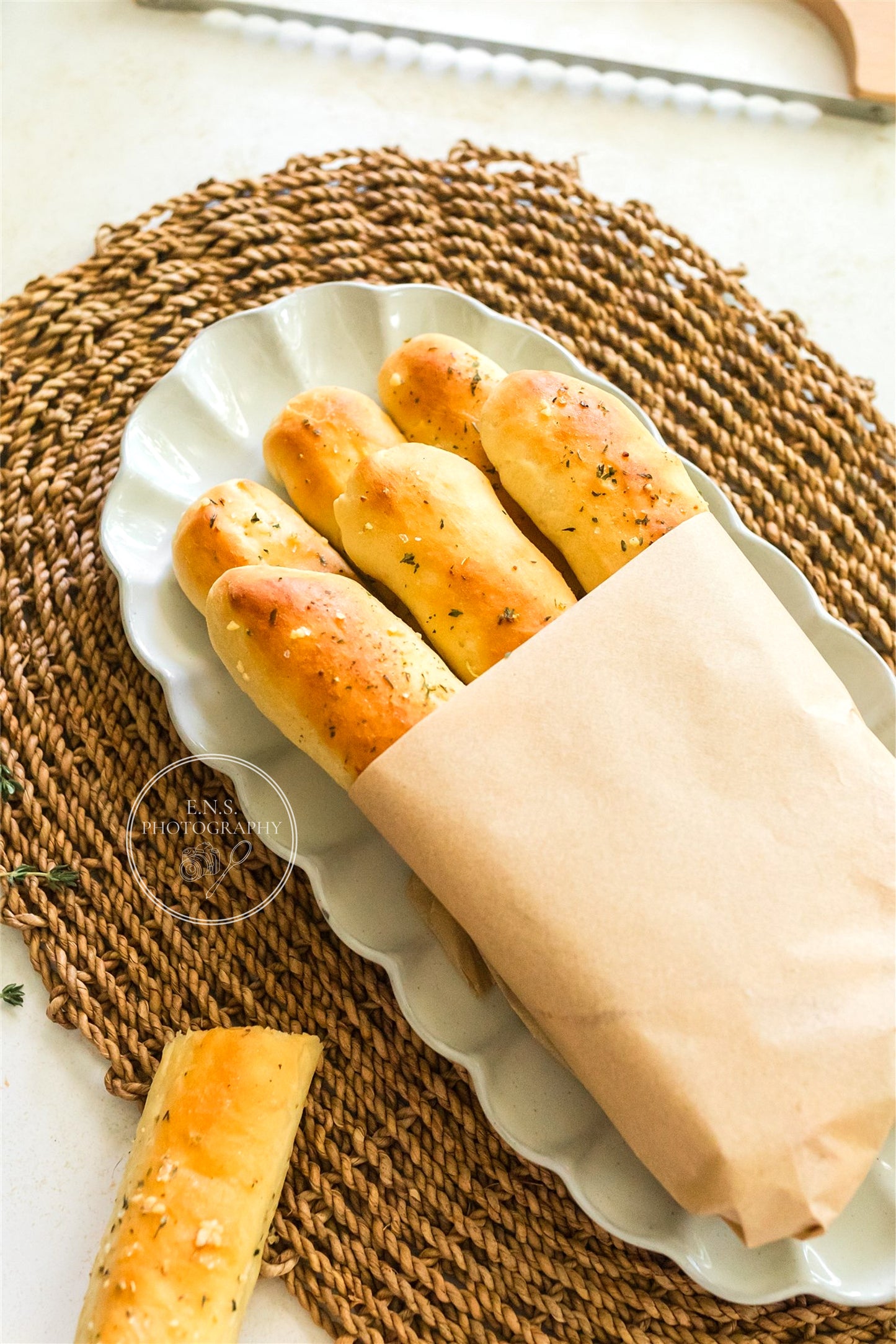 EASY GARLIC BREADSTICKS