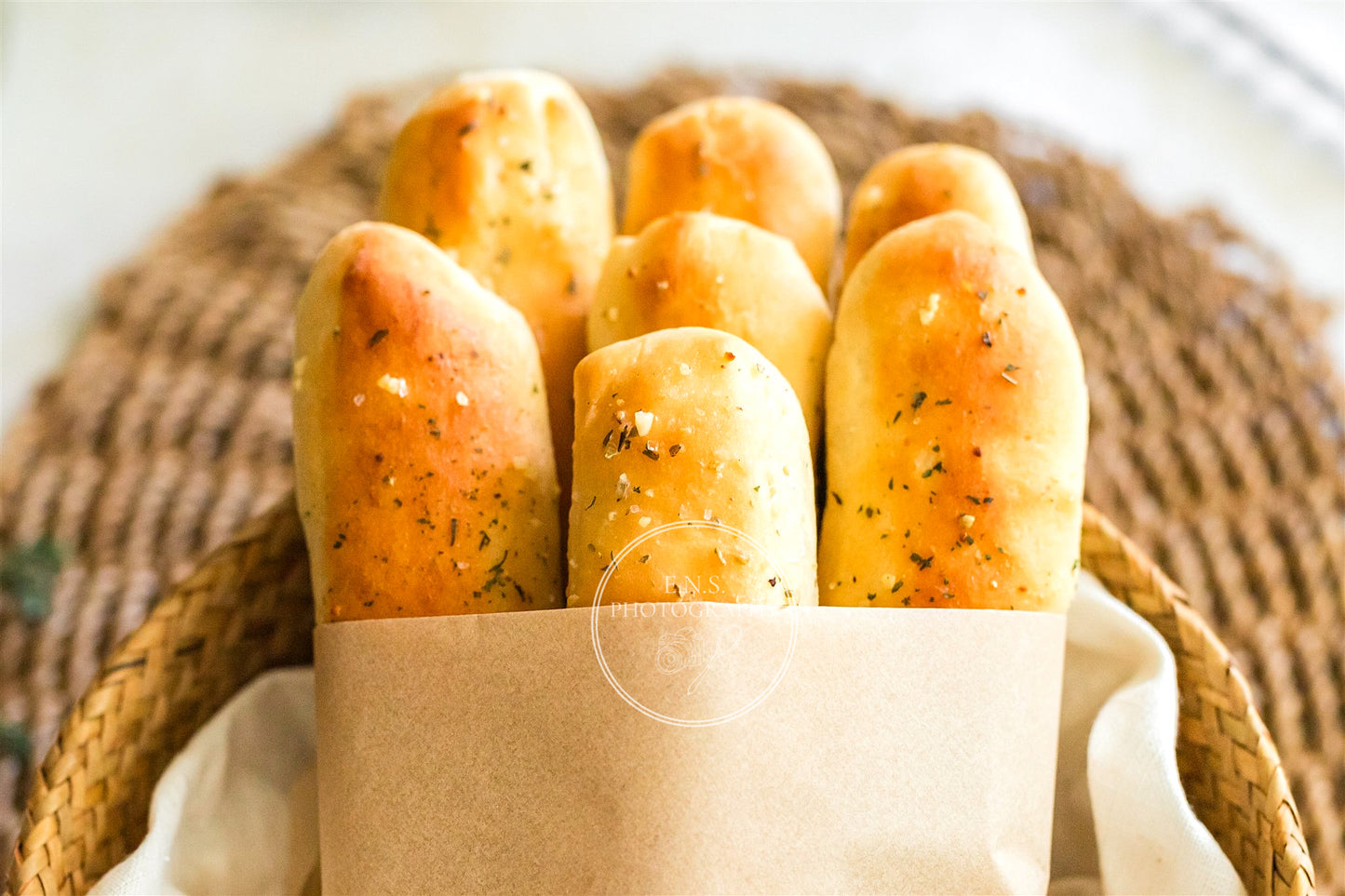 EASY GARLIC BREADSTICKS