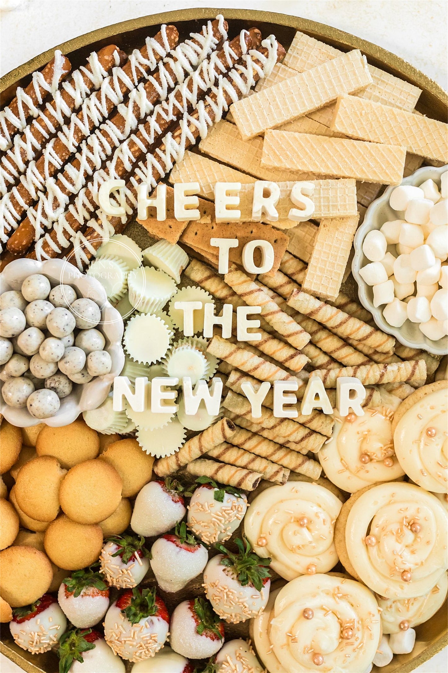 CHEERS TO THE NEW YEAR DESSERT BOARD (with video)