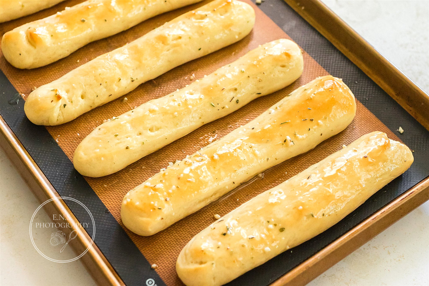 EASY GARLIC BREADSTICKS