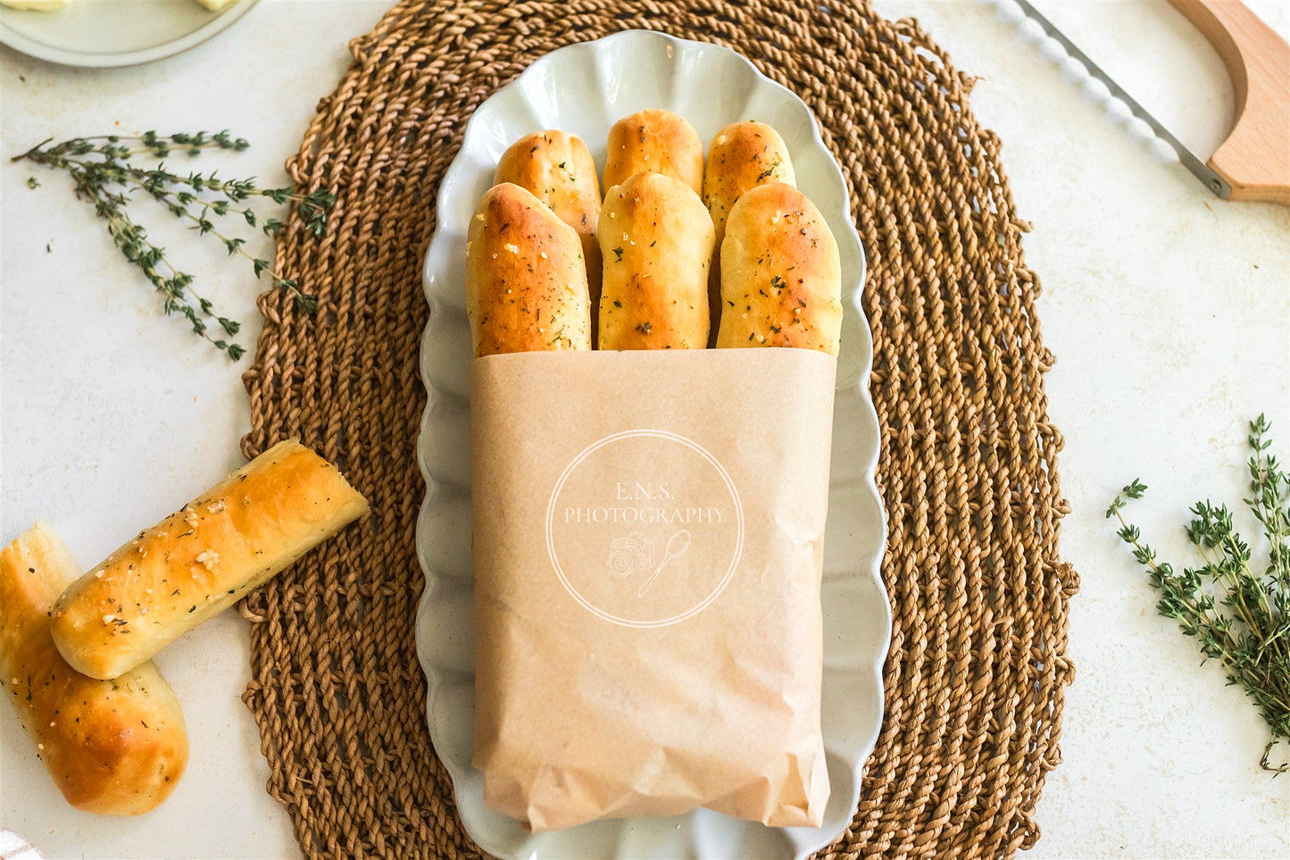 EASY GARLIC BREADSTICKS