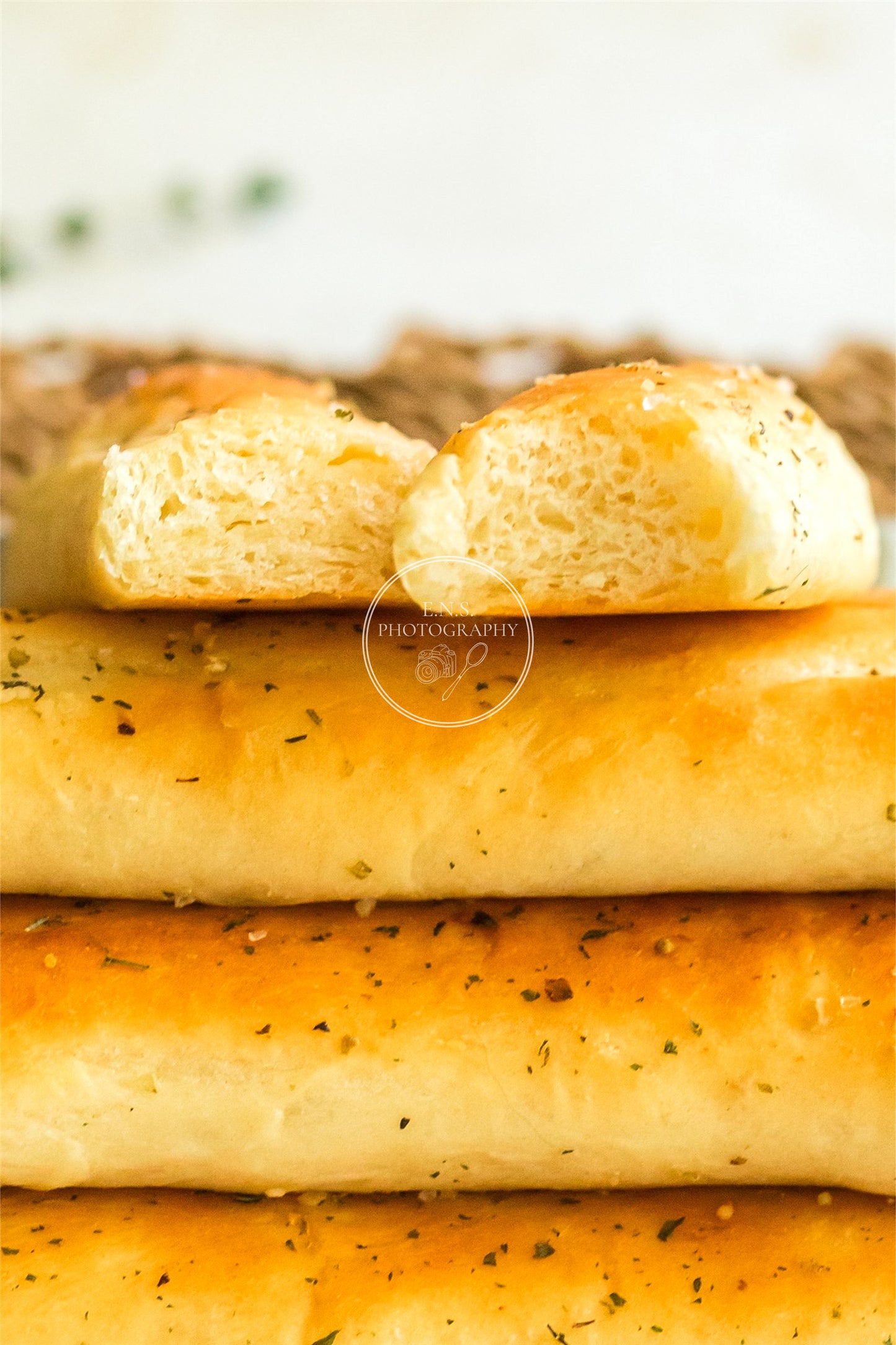 EASY GARLIC BREADSTICKS