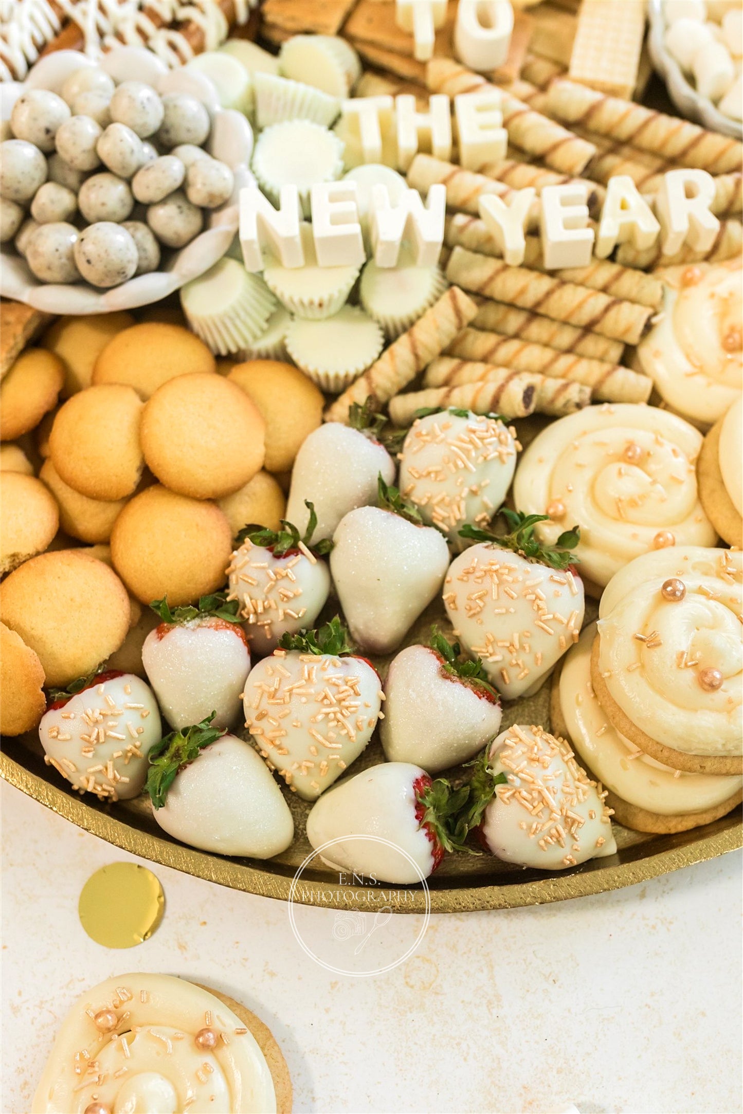 CHEERS TO THE NEW YEAR DESSERT BOARD (with video)