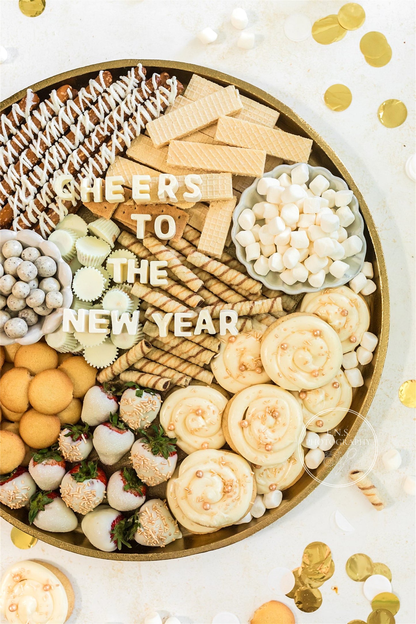CHEERS TO THE NEW YEAR DESSERT BOARD (with video)