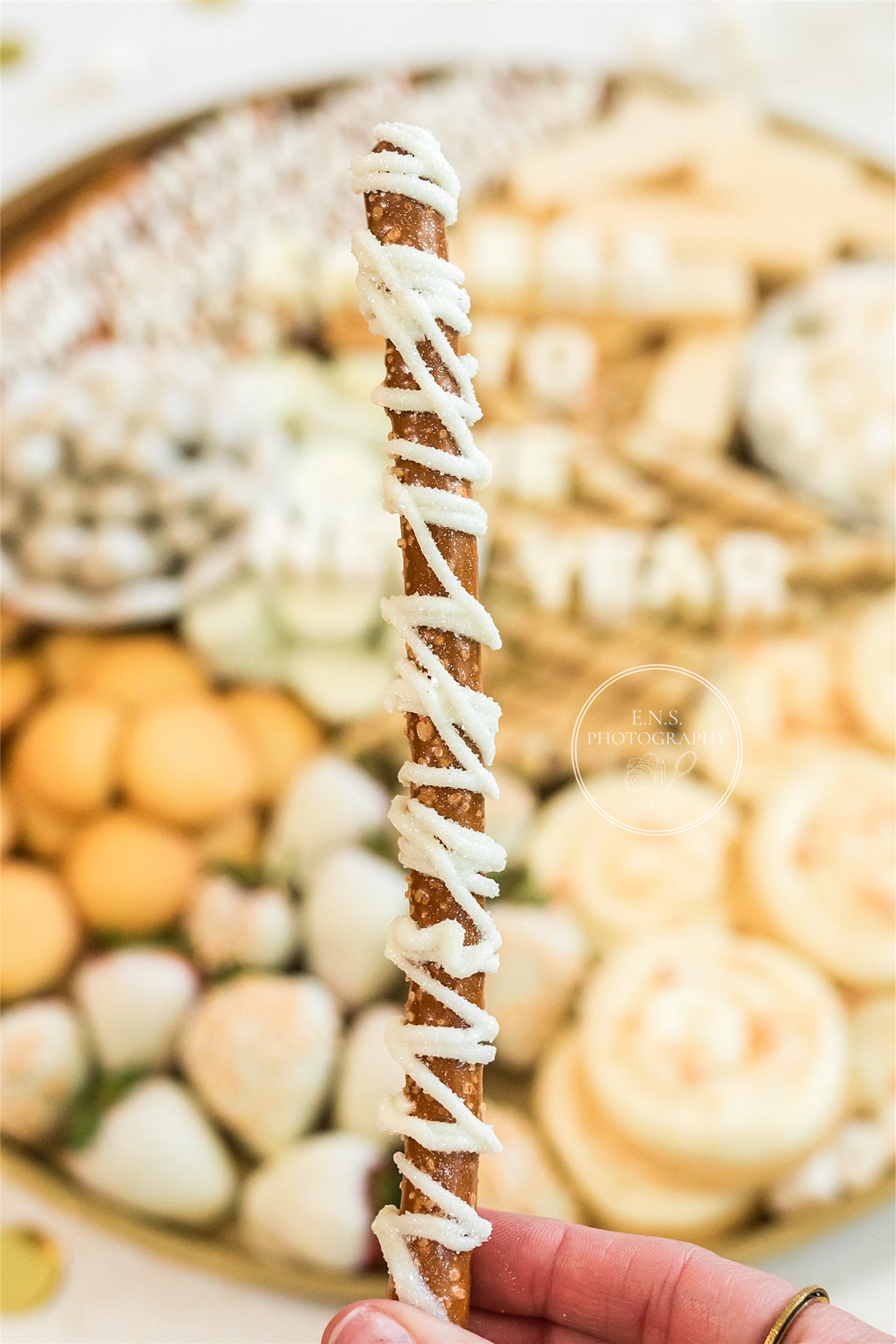 CHEERS TO THE NEW YEAR DESSERT BOARD (with video)