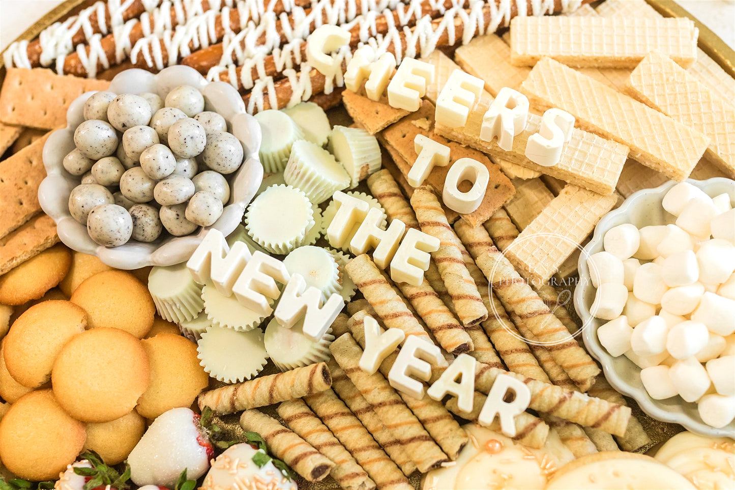 CHEERS TO THE NEW YEAR DESSERT BOARD (with video)