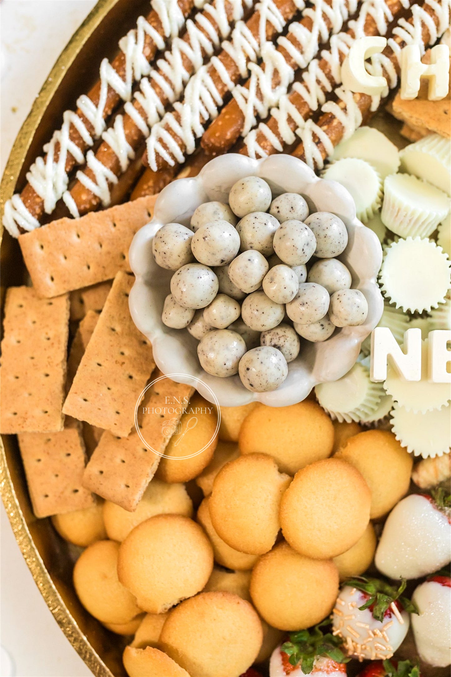 CHEERS TO THE NEW YEAR DESSERT BOARD (with video)