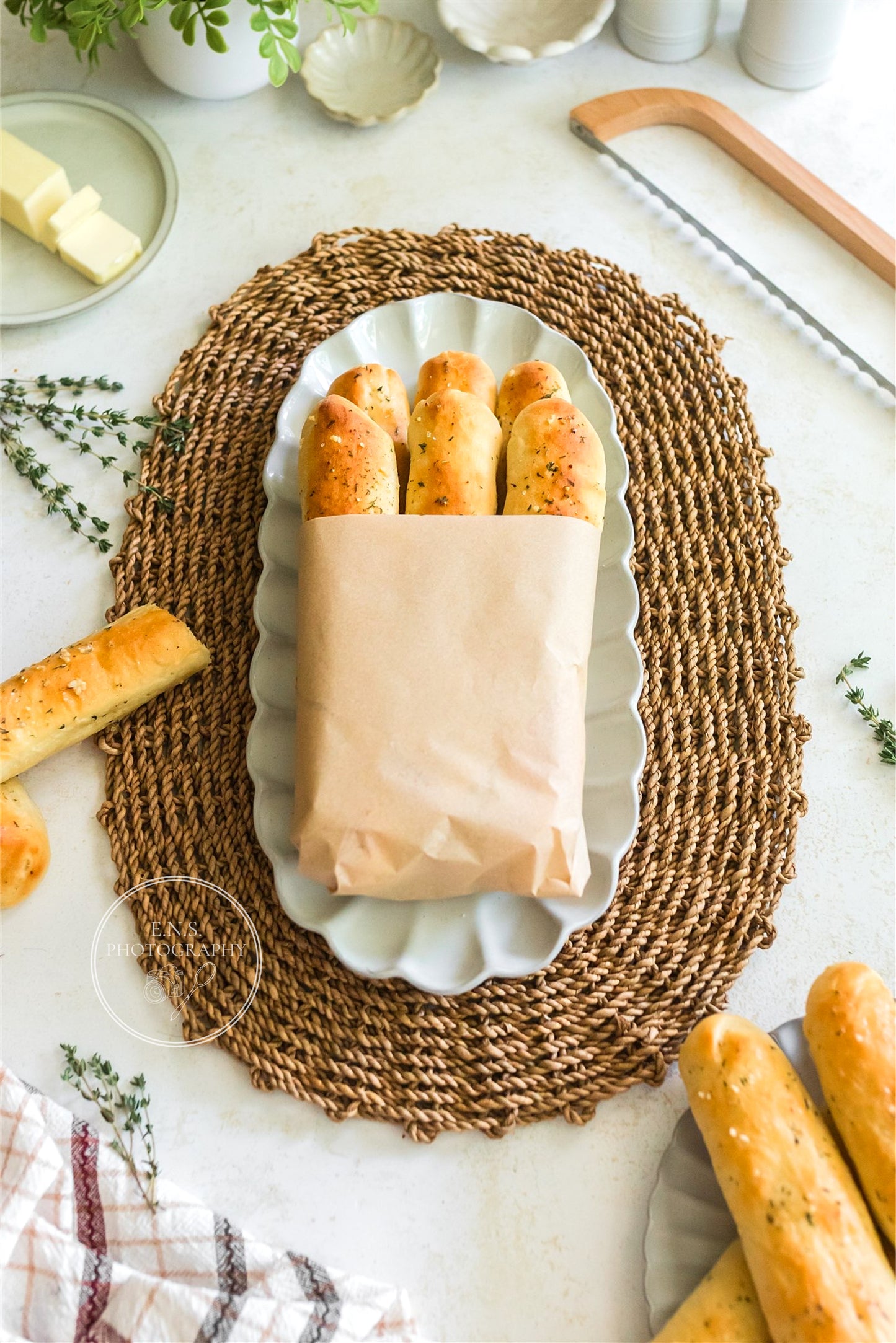 EASY GARLIC BREADSTICKS
