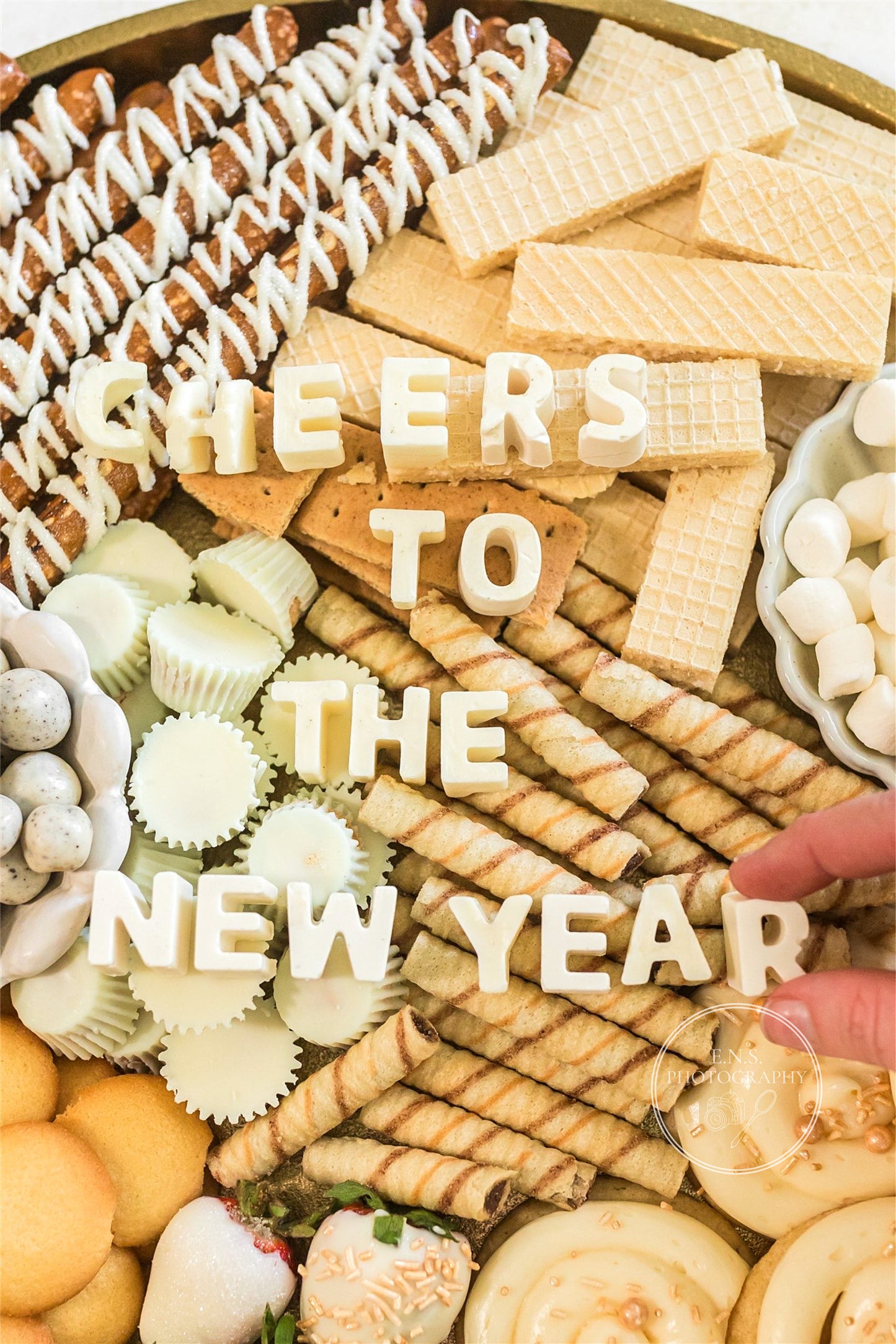 CHEERS TO THE NEW YEAR DESSERT BOARD (with video)