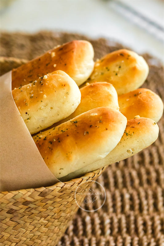 EASY GARLIC BREADSTICKS