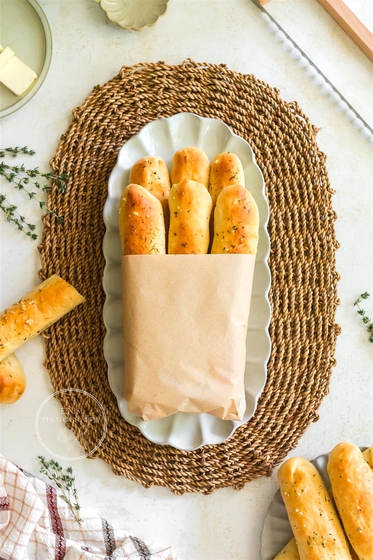 EASY GARLIC BREADSTICKS