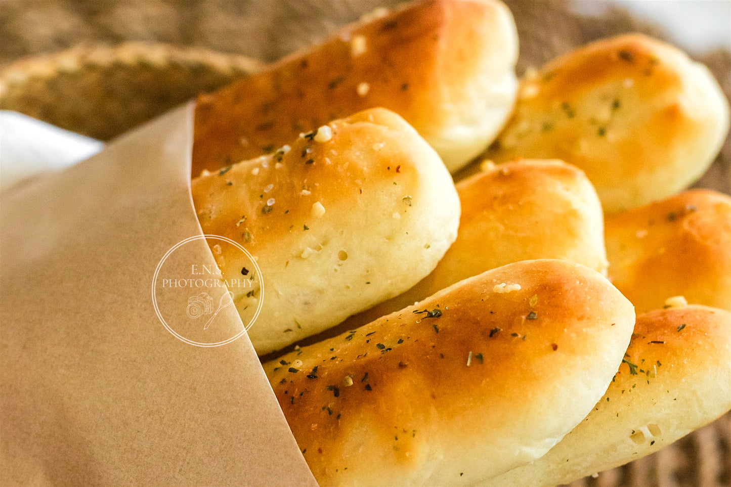 EASY GARLIC BREADSTICKS
