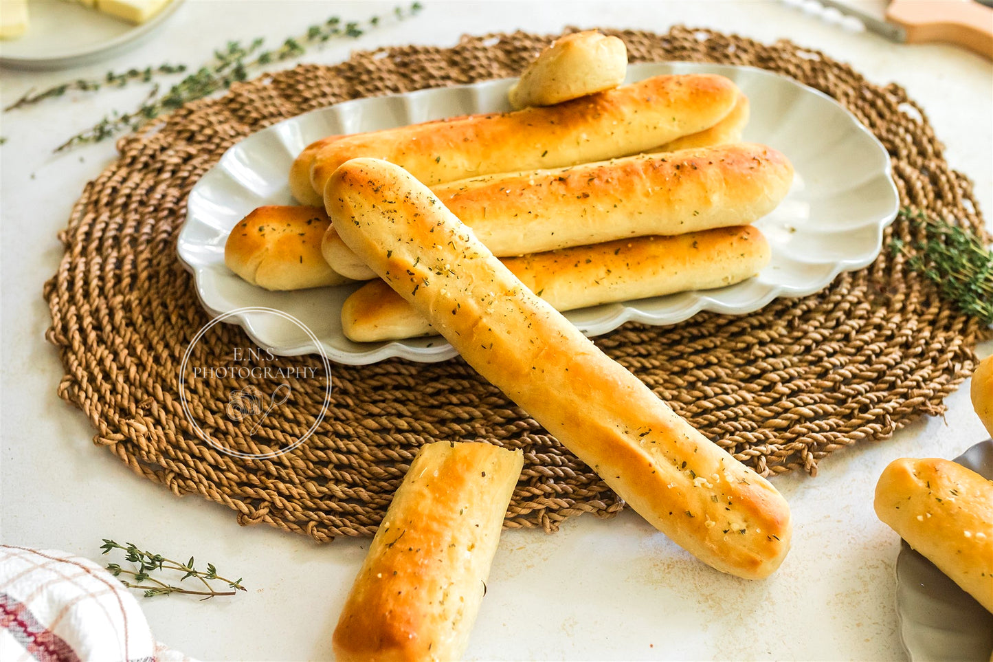 EASY GARLIC BREADSTICKS