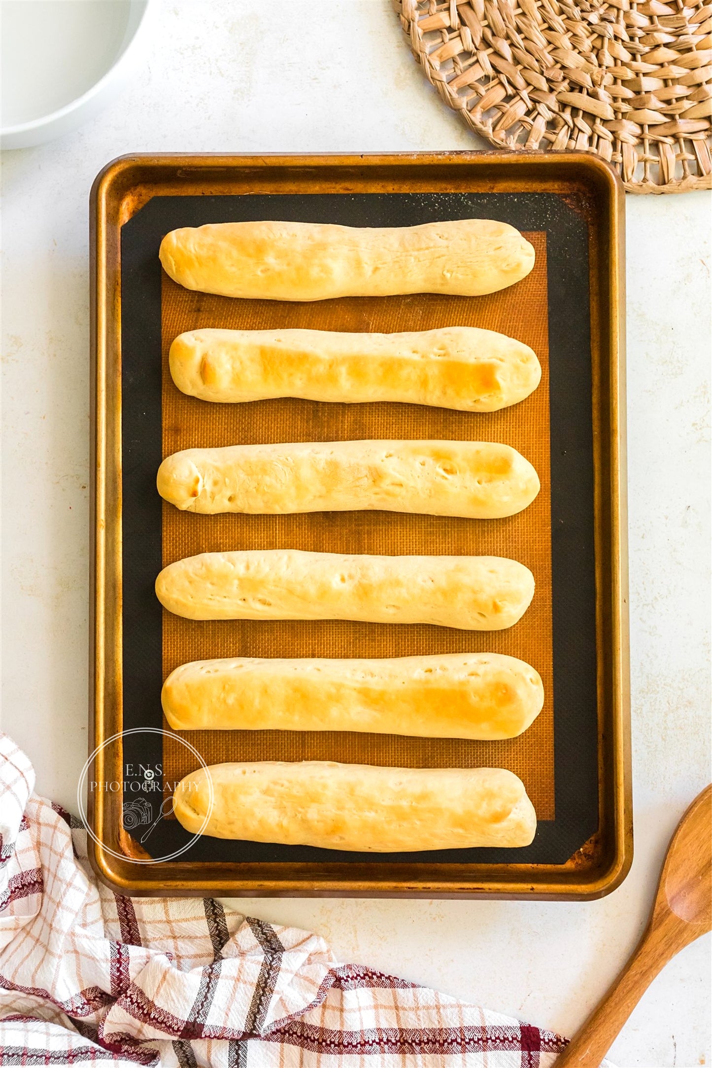 EASY GARLIC BREADSTICKS