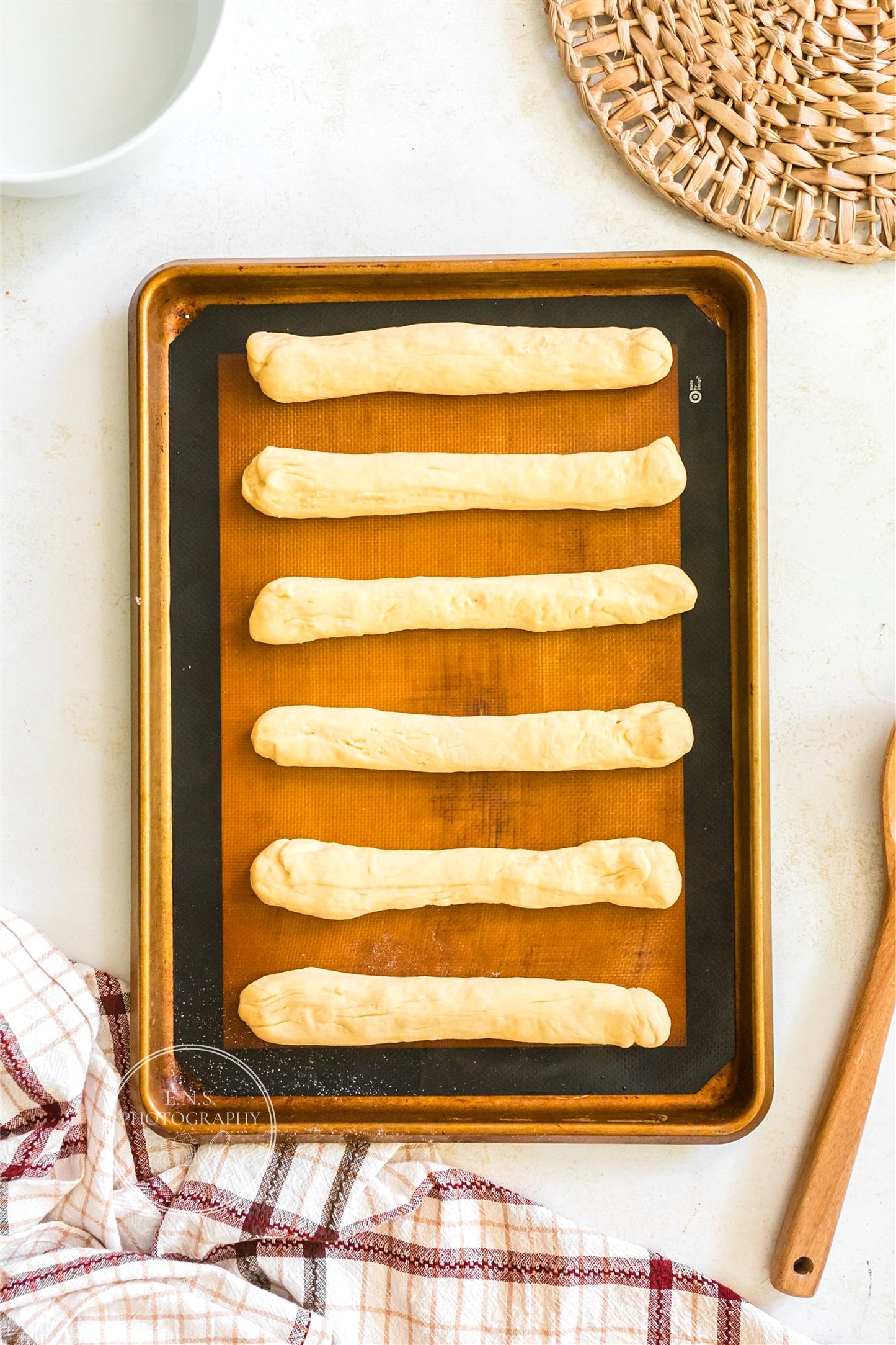 EASY GARLIC BREADSTICKS