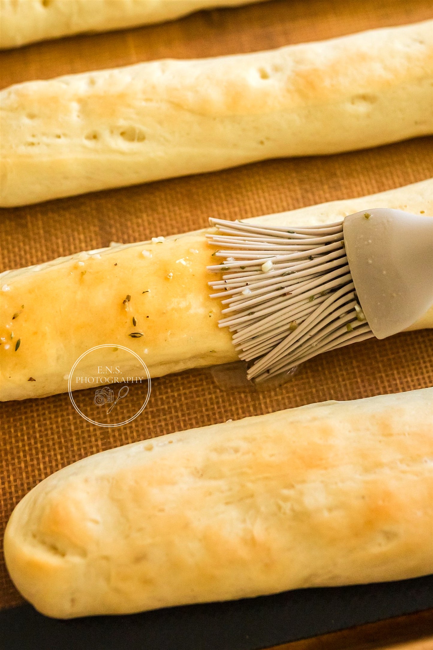 EASY GARLIC BREADSTICKS